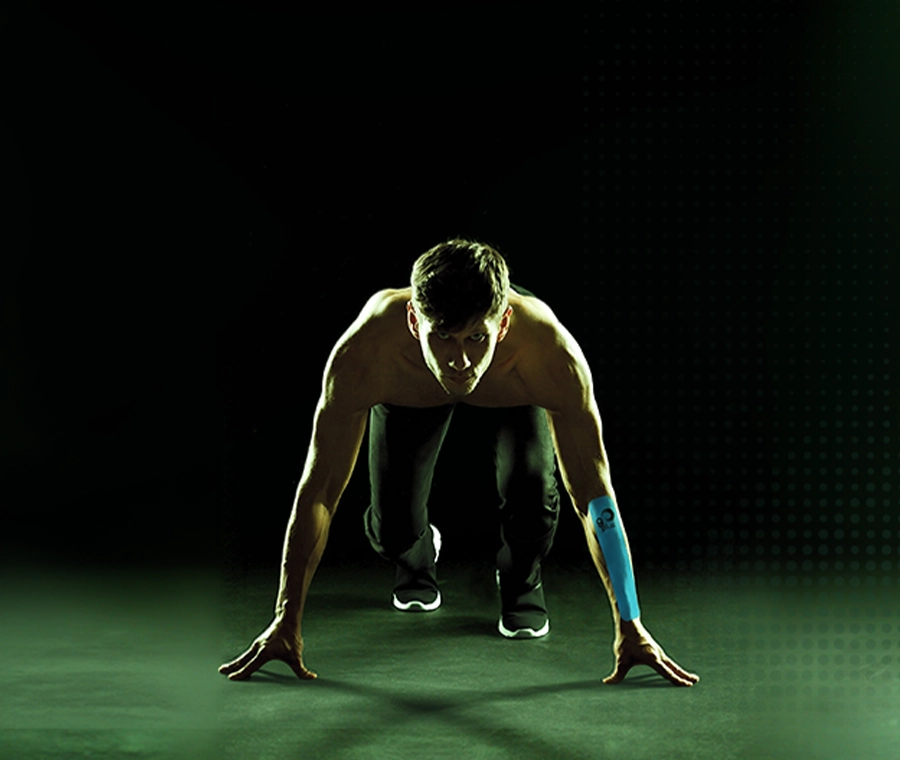 Deportista en movimiento continuo utilizando cinta kinesiológica Go Plus